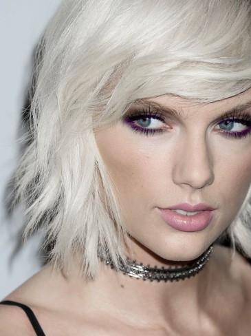 Taylor Swift da uno stile bon ton a rock